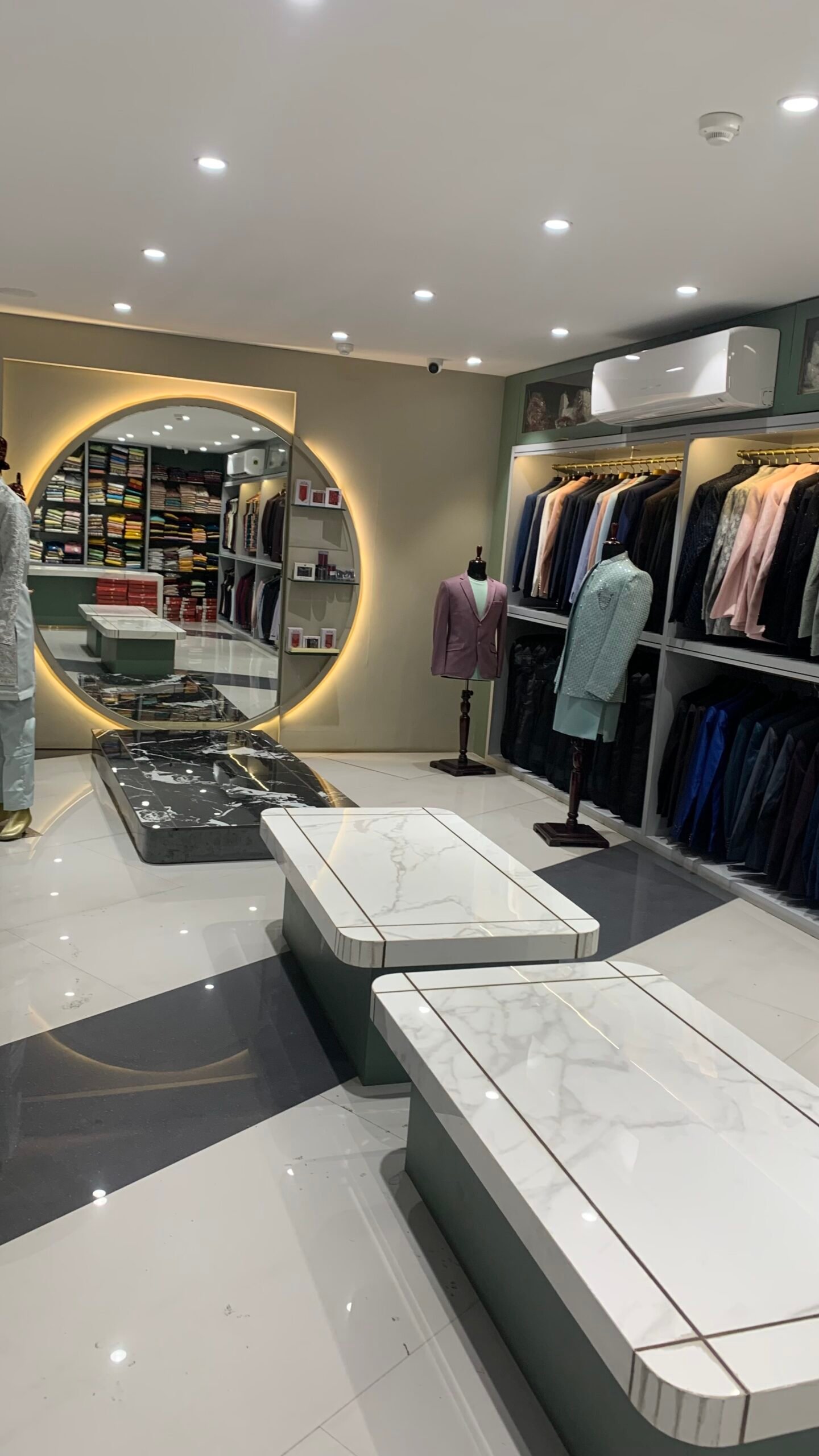 Bespoke Groom Styling & Circular Mirror Fitting Lounge